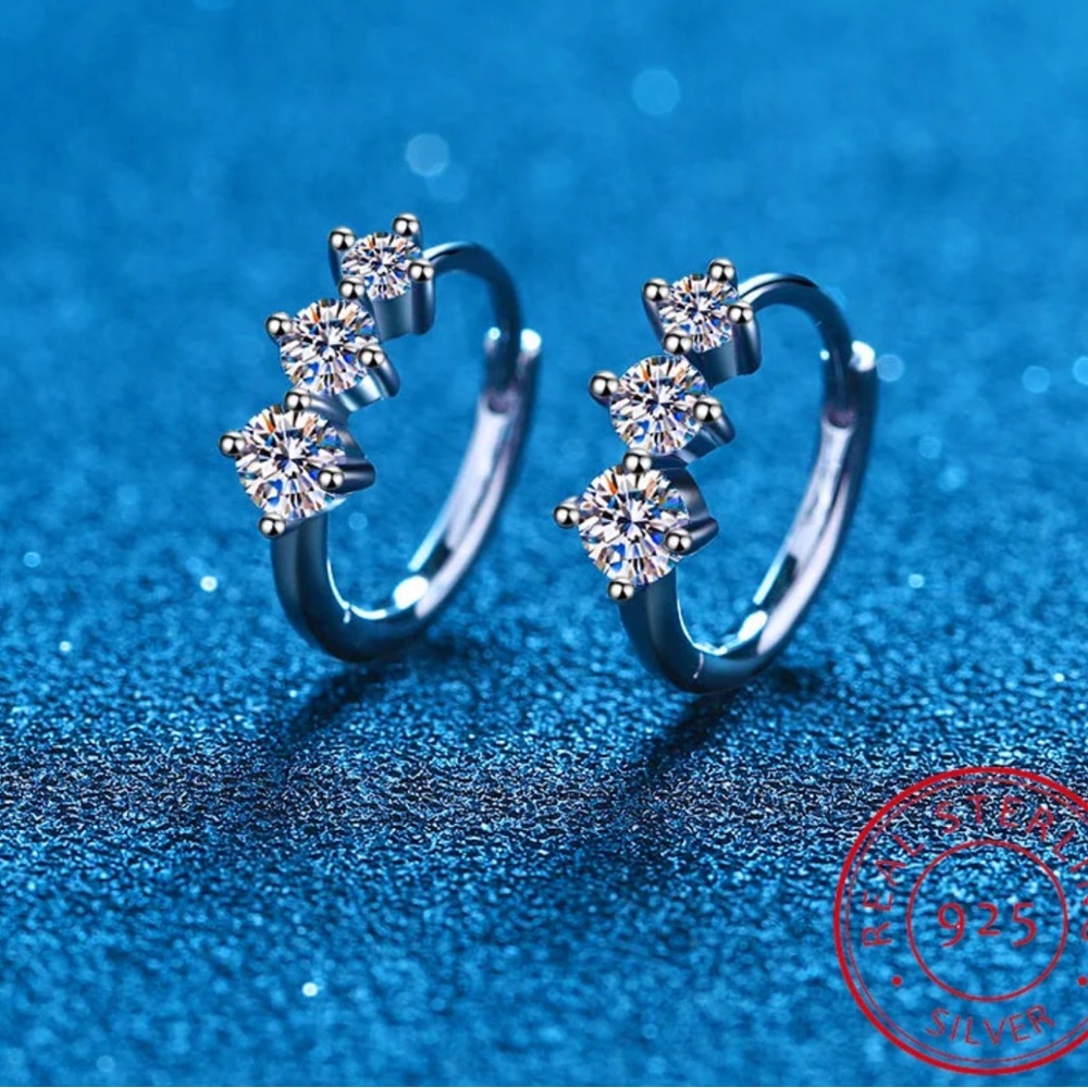 ♨️S925 Sterling Silver 3 Stone D-Color Moissanite Diamond Huggie Earrings - Picture 6 of 7